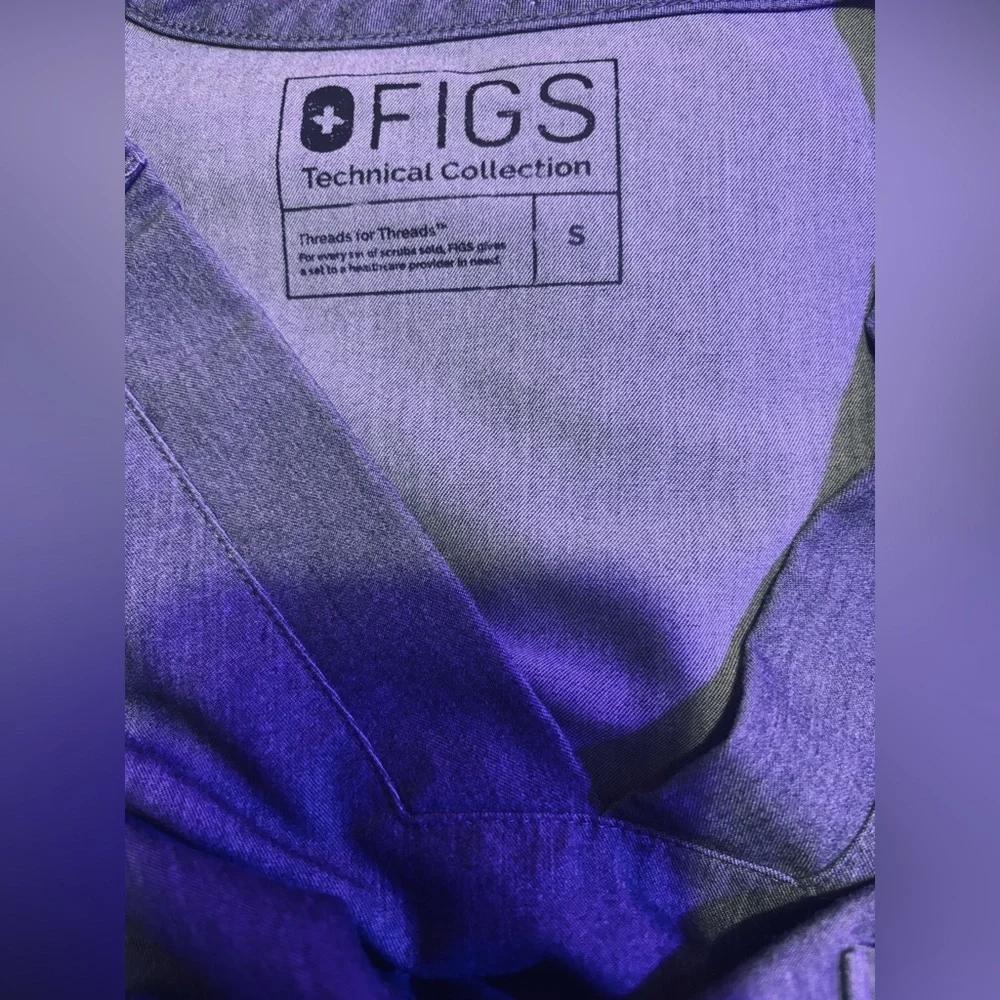 FIGS Chisec Three-Pocket MEN Scrub Top in Graphite size Small V-neck - Picture 6 of 7